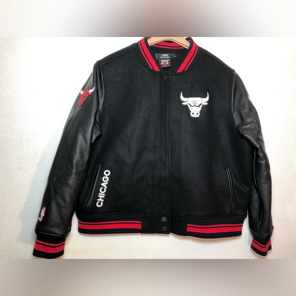 Chicago Bulls Men’s XL Madhouse On Madison Varsity Jacket  Black